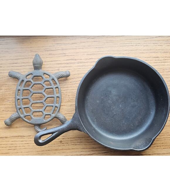 Vintage Ware 8 1/8" Inch Cast Iron Skillet No 5 with turtle trivet - Picture 2 of 10
